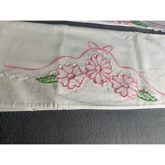 Vintage pillowcases pair pink floral embroidered scalloped edges cotton standard - Picture 2 of 11